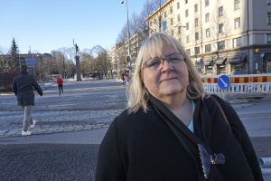 Pirkanmaan Vasemmiston piirihallituksen puheenjohtaja Marja-Leena Torkki puhuu itsehallinnollisten maakuntien puolesta. Niille on hänen mukaansa annettava alusta lähtien verotusoikeus. Torkki uskoo erityisesti nuorten elävän alusta alkaen luontevasti maakunta-aikaa, sillä heille perinteiset kuntarajat merkitsevät vähemmän kuin vanhemmalle väelle.