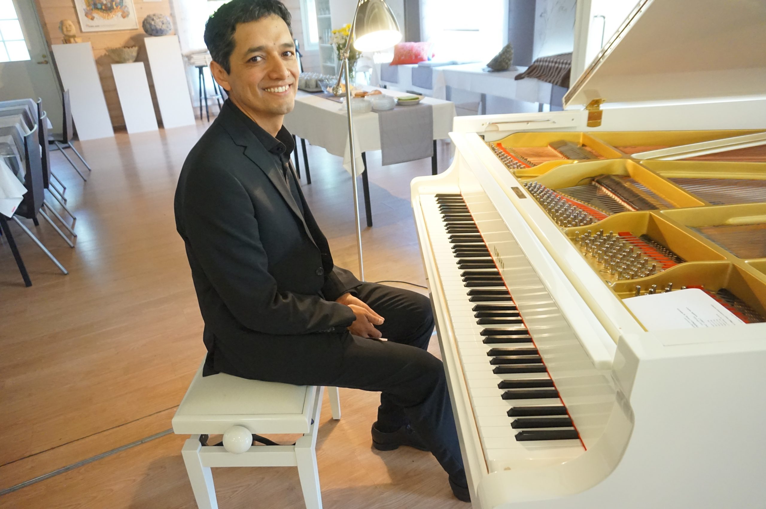Pianotaiteilija Pablo Rojas konsertoi juhannusviikon keskiviikkoiltana Urkin Piilopirtin paviljongissa. Kolumbialaissyntyinen pianisti tarjoili kattavan ohjelman eteläamerikkalaista musiikkia. (Kuva: Matti Pulkkinen)