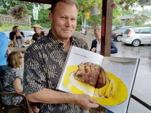 "Ruokakirjani perimmäinen pyrkimys on luoda mahtavia makuyhdistelmiä ja unohtumattomia ruokahetkiä", Mika Manninen sanoo. (Kuva: Matti Pulkkinen)