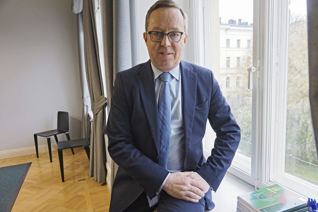 Elinkeinoministeri Mika Lintilä pohtii, mistä Suomi saa tulevaisuudessa tarvitsemansa työntekijät. Hänen mukaansa rajusti alenevan syntyvyyden seuraukset on nostettava pikaisesti esille.