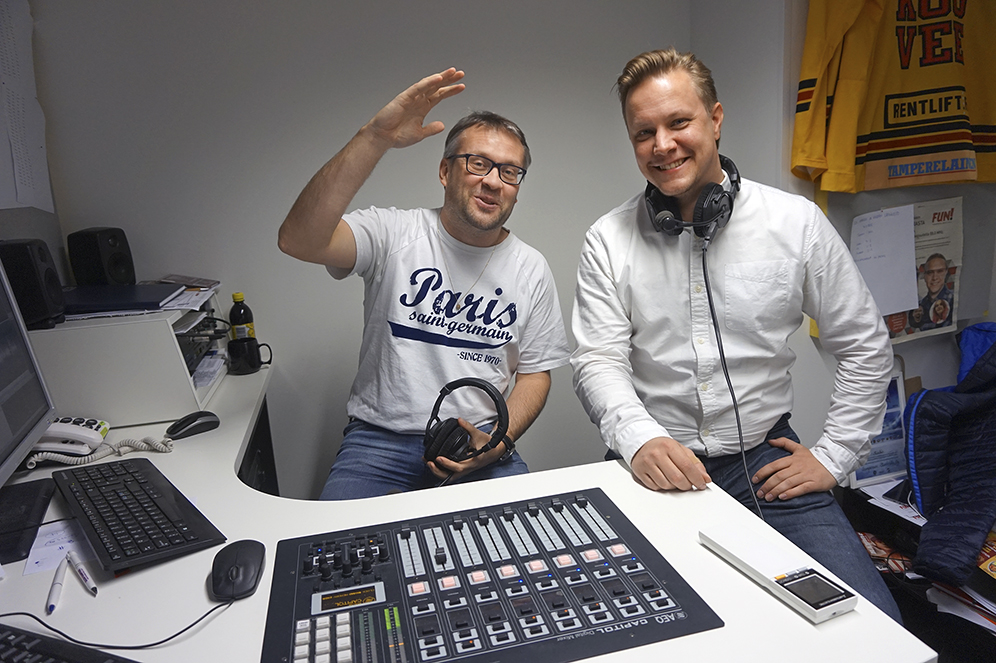Valtteri Kujansuu (oik.) ja Kimmo Hoivassilta haastattelevat radioaalloilla niin kulttuurin kuin urheilun ja talouden kuin yhteiskunnan toimijoita.