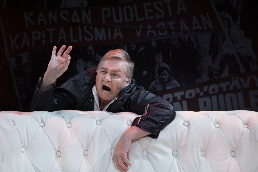 Allu Tuppurainen esiintyy Turusen Masana käsikirjoittamassaan Hirmu jätkä -komediassa, joka sai kantaesityksensä Tampereen Komediateatterissa loppiaisaattona. Näytelmä kertoo värikkäästi yhden aikakauden miehen aikuistumis- ja kypsymistarinan.