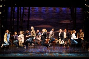 Maailmaa valloittava Come From Away -musikaali sai ensi-iltansa Lontoossa vuonna 2019. Kaksi vuotta aiemmin teos kantaesitettiin Broadwaylla. Nyt supersuosittu musikaali on tulossa vuoden 2021 syksyllä Tampereen Työväen Teatterin ohjelmistoon. Lontoossa musikaali on kahminut arvostettuja palkintoja, kuten neljä Laurence Oliver -palkintoa. (Kuva: Phoenix Theatre)