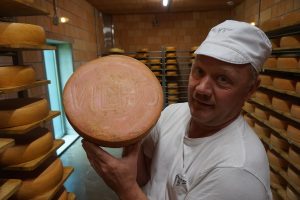 Herkkujuustolan tuotteet ovat saaneet nimensä sen torpan entisten asukkaiden mukaan, jossa juustomestari Peter Dörig aloitti taannoin toimintansa. Juustokiekkoa harjataan kypsytysvaiheessa. (Kuva: Matti Pulkkinen)