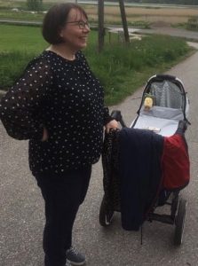 VauvaSuomi ry:n hallituksen jäsen Liisa Välilä on innoissaan mummoudestaan. Hän sanoo rakastaneensa vauvoja ja lapsia koko ikänsä. Siksi ammattilaisen työkin tapahtuu parisuhde- ja perheasioiden parissa. (Kuva: Juha Välilä)
