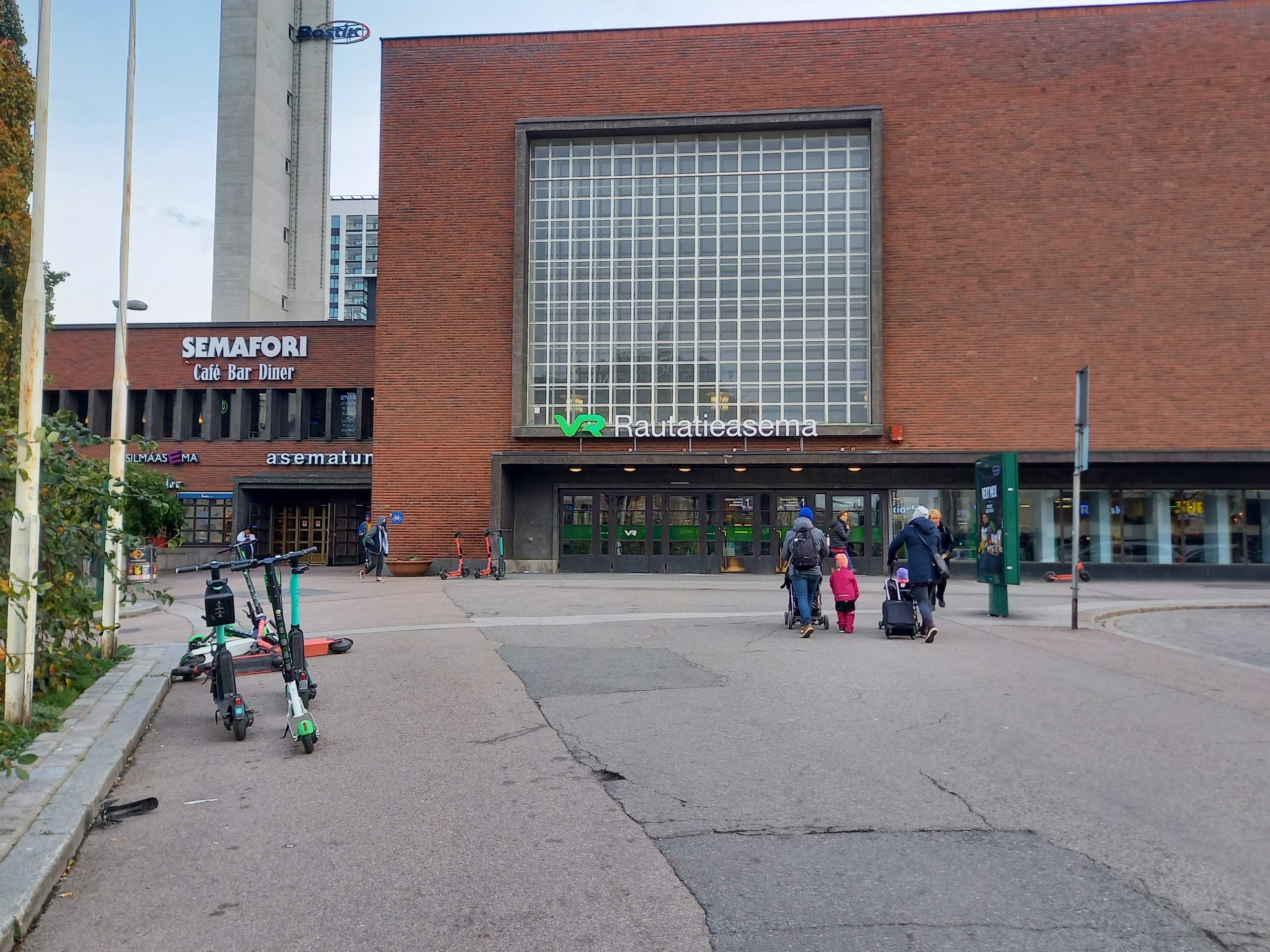 Tampereen rautatieaseman lipunmyyntipiste aiotaan sulkea