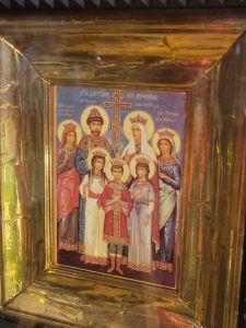 Tässä ikonissa ovat pyhiksi julistetut Venäjän viimeisen tsaariperheen seitsemän jäsentä, myös suuriruhtinatar Anastasia. (Kuva: Matti Pulkkinen)