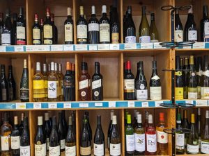 Koko Ranskassa viiniä ja vahvaa alkoholia saa lähikaupastakin. Ranskassa tuotetaan vuodessa lähes neljä miljoonaa litraa eri viinejä. Se on toiseksi eniten koko maailmassa. Erilaisia alueellisia viinejä maassa on 3 240. (Kuva: Jonathan Bayol)