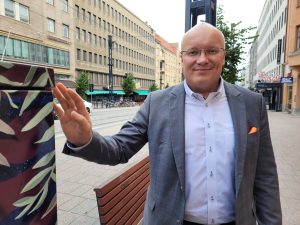 Tradenomi Antti Toivanen aloitti elokuun alussa OP Koti Tampereen toimitusjohtajana. Hän uskoo, että asuntomarkkinat vilkastuvat ensi vuoden puolella. (Kuva: Matti Pulkkinen)