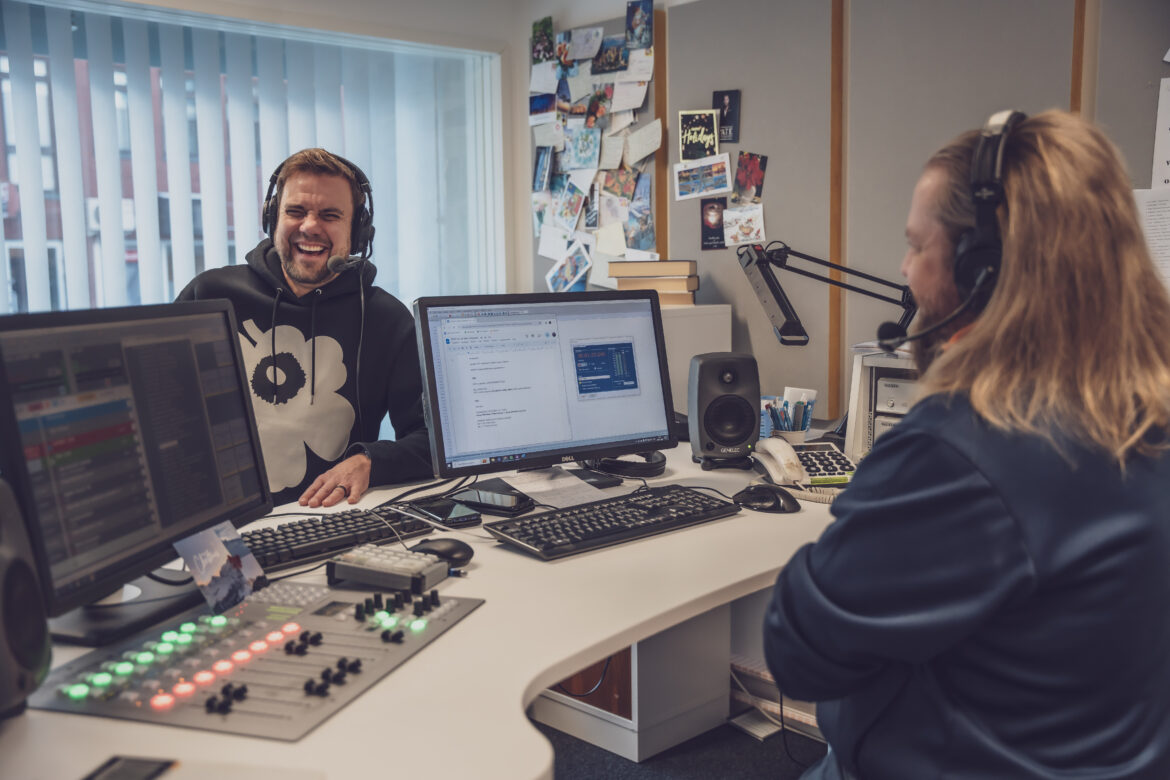 Antti Ketonen vieraili SUN Radion studiossa ennen perjantain keikkaansa Tampereen Tavara-asemalla. Kuva: Katja Tamminen