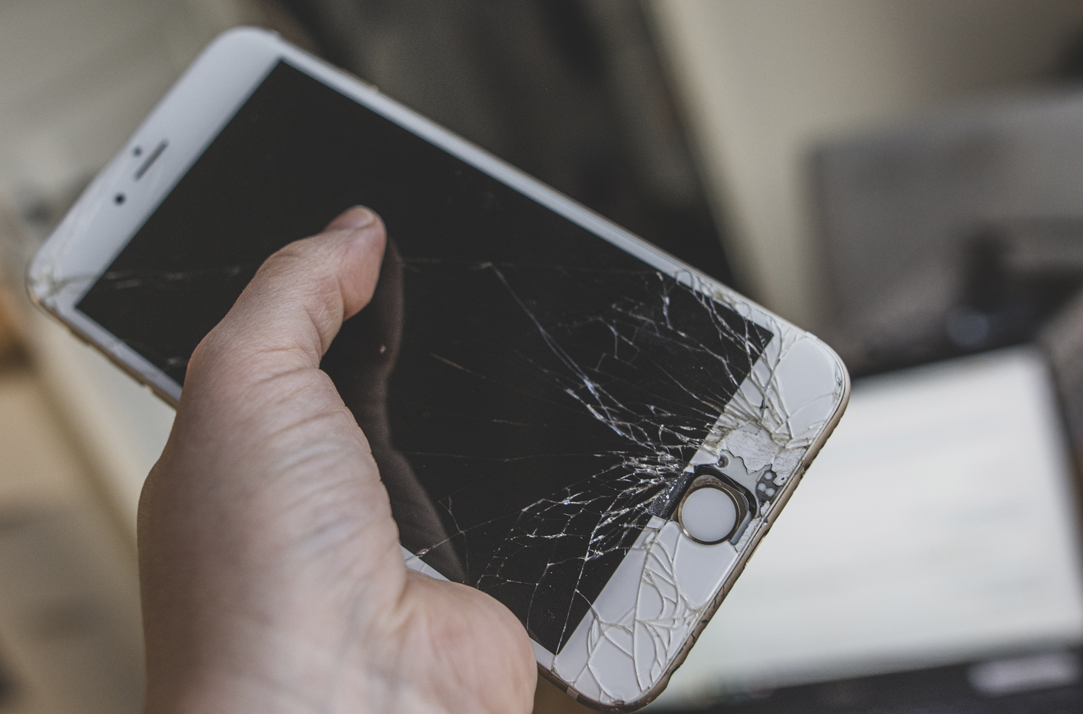 Näin vakuutusyhtiötä yritetään huijata korvausten toivossa: ”Kun iPhonesta julkaistaan uusi malli, niin vanhat tuppaavat menemään rikki”